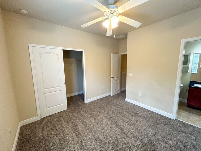 Building Photo - Chase Hollow #43