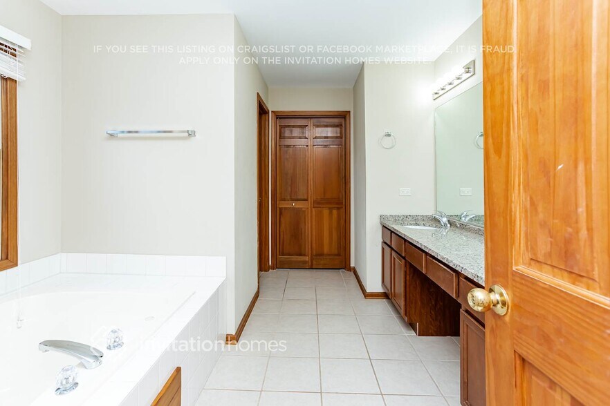 Building Photo - 1870 Ridgemont Ct