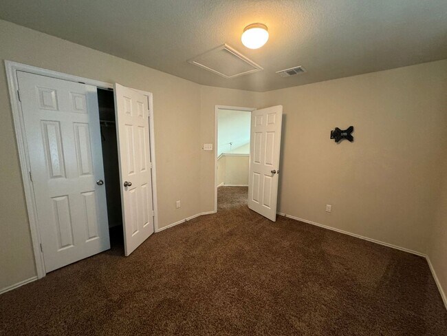 Building Photo - 4 bedroom located in Yowell Ranch!