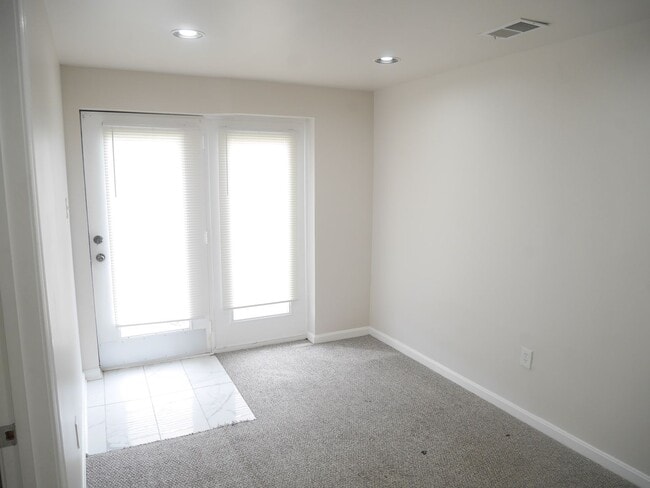 Building Photo - Rare Find! 4 Bedroom, 2 Bathroom Townhome ...