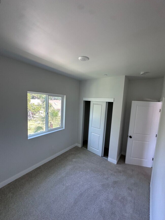 Building Photo - 2 bedroom upstairs apartment in quiet neig...