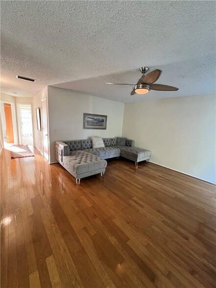 Building Photo - 2 Vis Gdns Trl