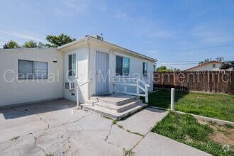 Building Photo - 2 Bedroom/1 Bath Home - $1250 per month!