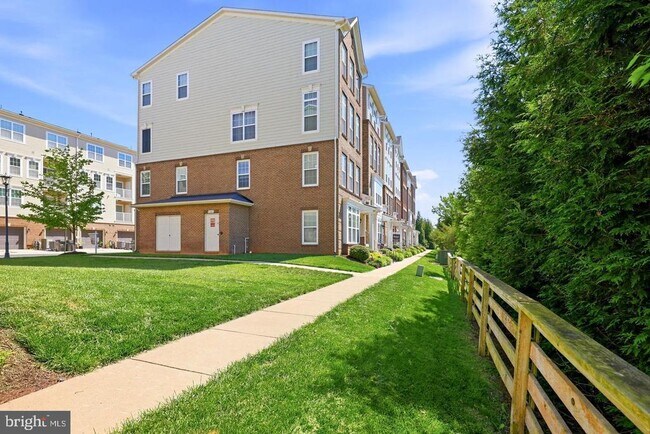 Building Photo - 43487 Town Gate Square