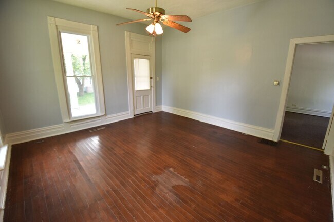 Building Photo - One Bedroom Unit in Greenfield with MOST u...