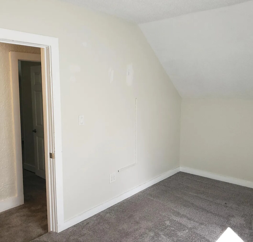 Upstairs Main Bedroom 15' x 9' - 709 N Rowley St