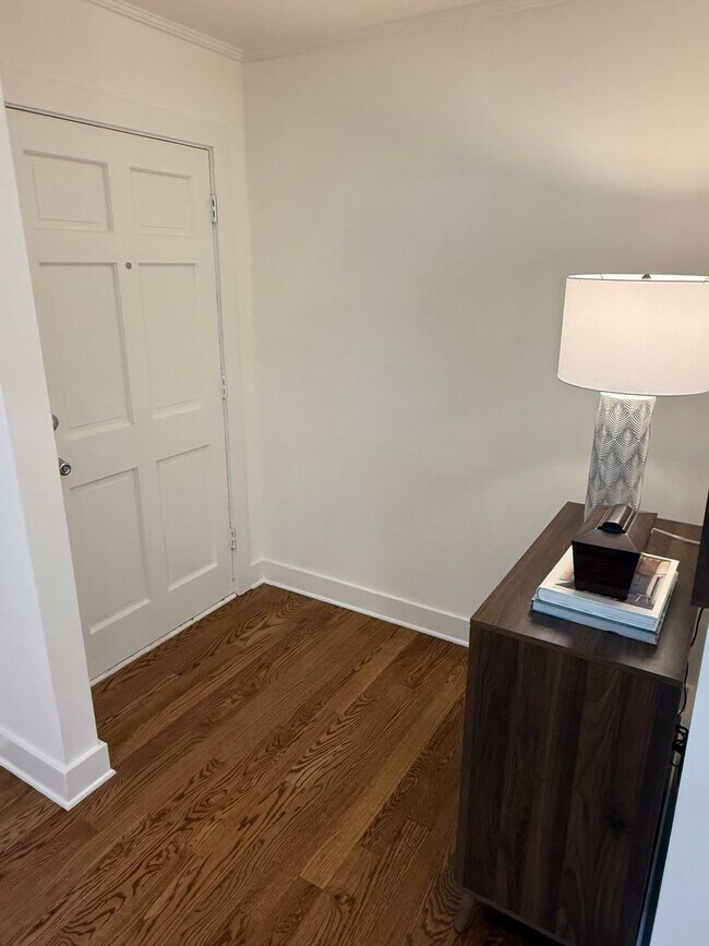 Building Photo - 185 Landor Dr