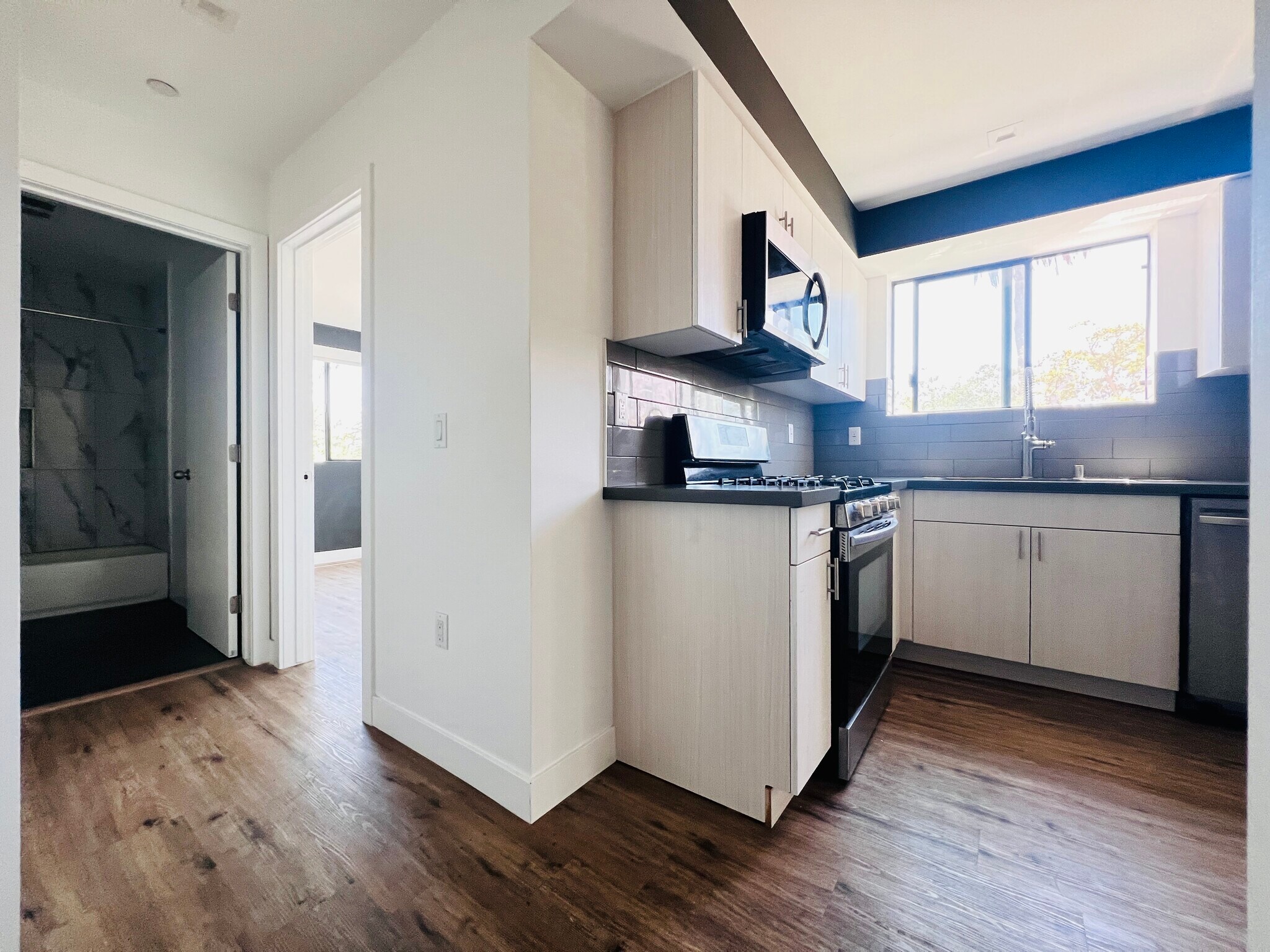 Building Photo - 4576 Oakwood Ave