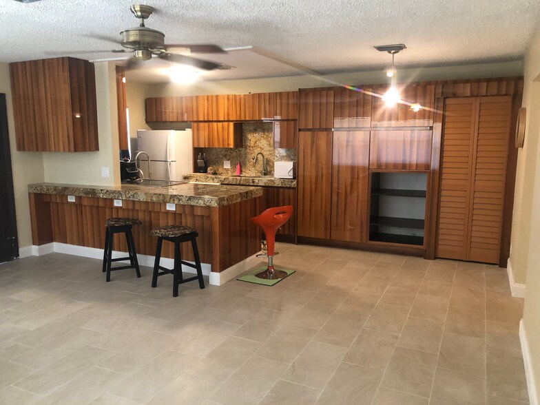 Now has new Stainless Steel fridge just added - 3013 Albatross Rd