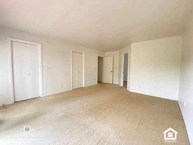 Building Photo - 3+ Bedroom / 2 Bathroom Home with Sunroom & Beautiful Views