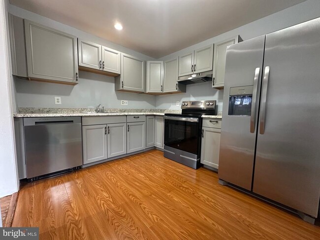 Building Photo - 14451 Village Dr