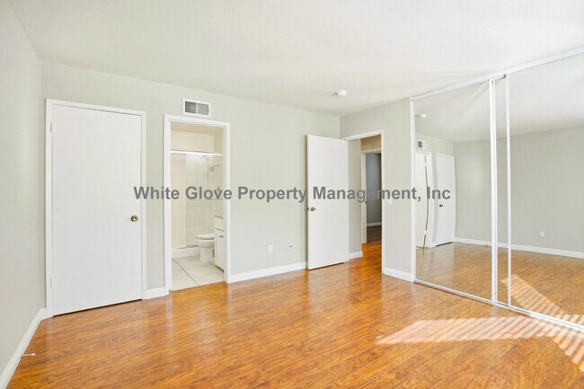 Building Photo - Beautiful Irvine Home with Wood Floors, Fireplace & Private Backyard