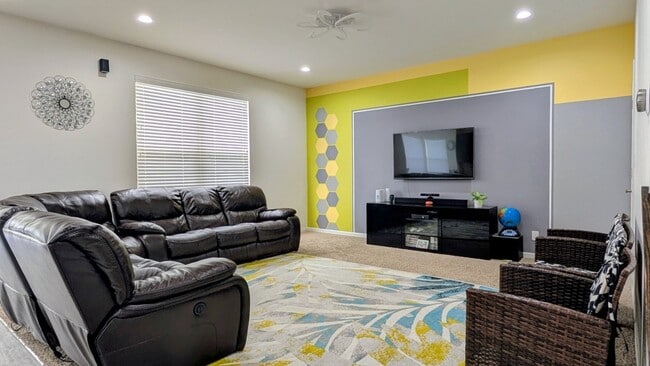 Building Photo - 114 Gala Dr