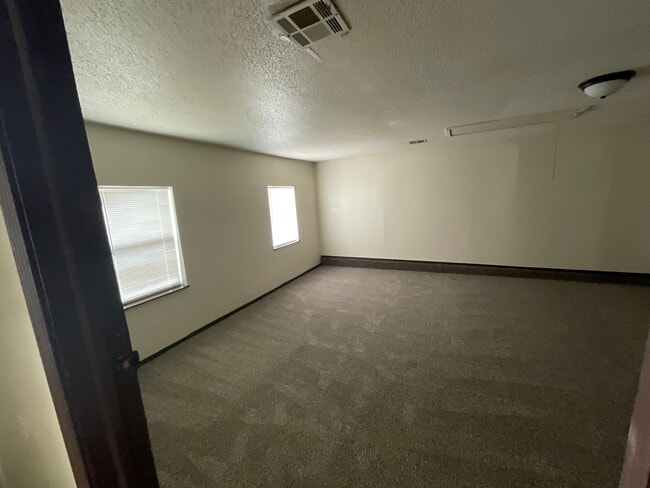 Building Photo - Spacious 4 bed, 1.5 bath