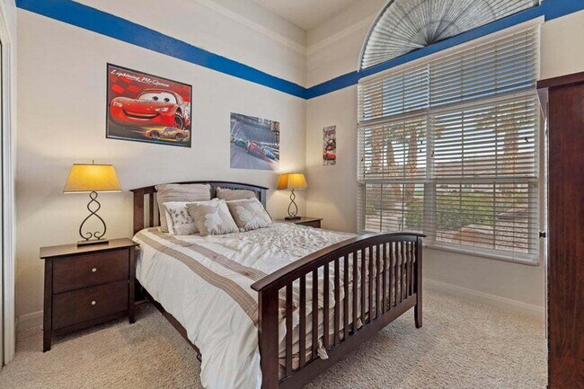 Building Photo - Spacious 5 bed 3 bath with large back yard.