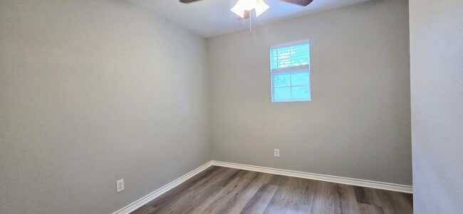 Building Photo - 3 Bedroom Townhome near Medical Center