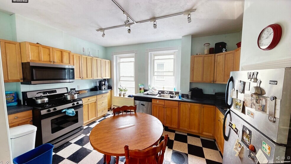 Building Photo - 108 Central St