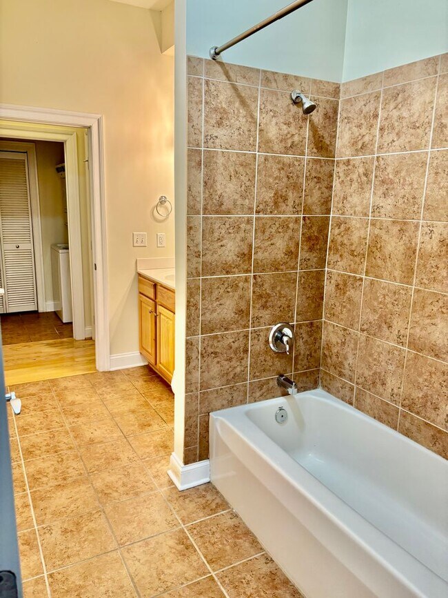 Building Photo - 3 bedroom/ 2 bathroom- Bennington on the Park