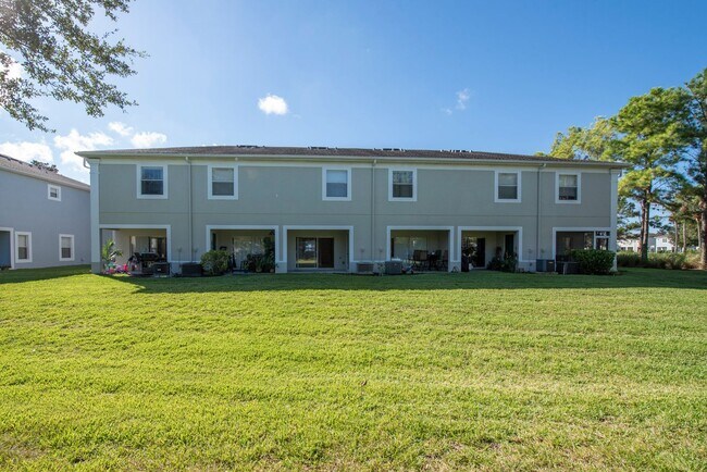 Building Photo - 2 Bedroom /2.5 bathrooms Town House. Just ...