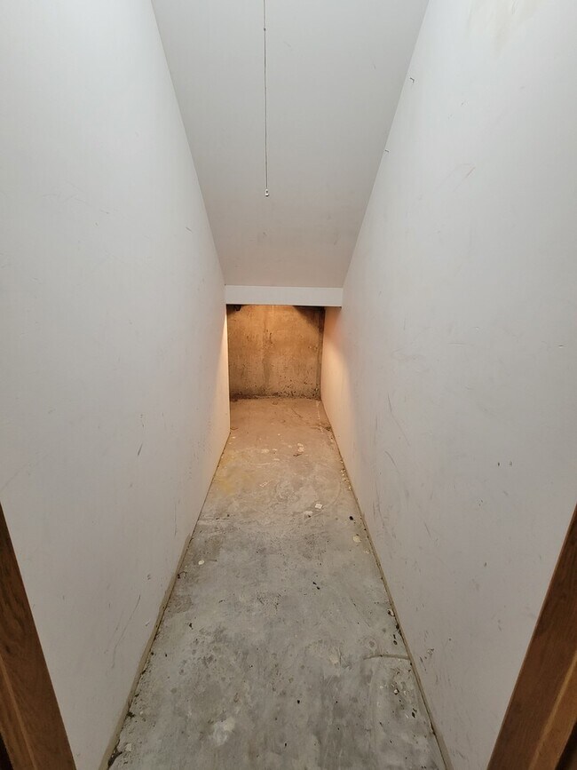 Building Photo - 7411 N Claremont Ave