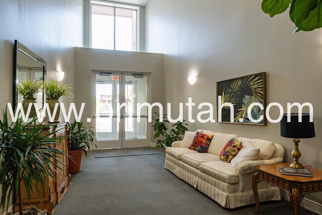 Building Photo - 3075 E Kennedy Dr