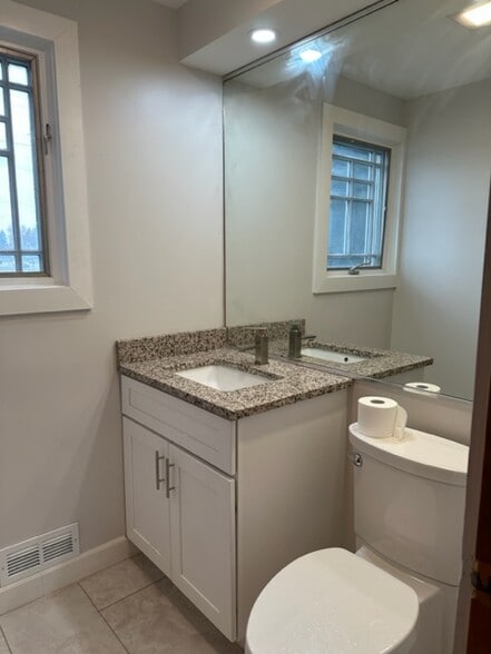 Building Photo - 1110 W 31st St