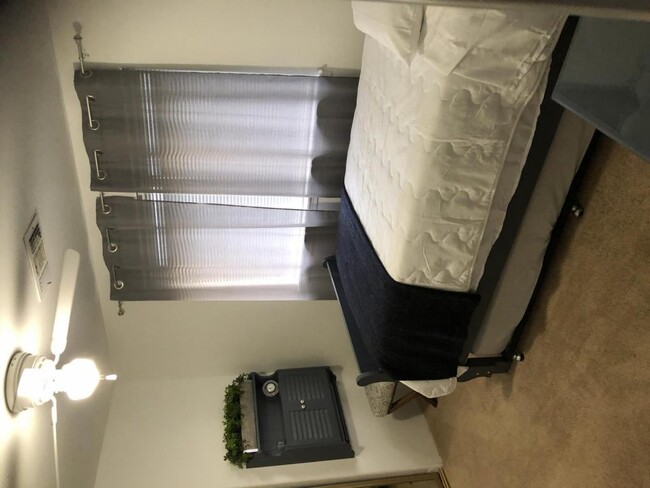 Building Photo - 525 Primrose Dr