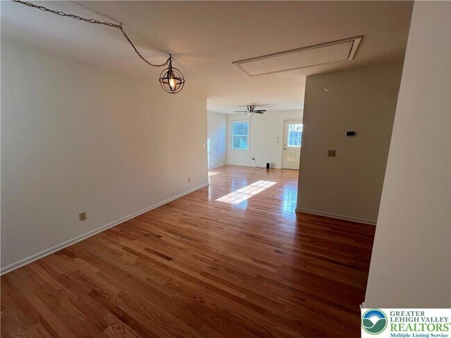 Building Photo - 2915 Schoenersville Rd