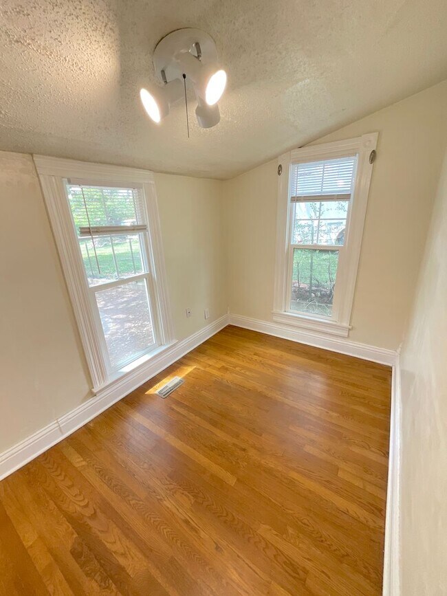 Building Photo - 2 Bedroom Home Available Near Pikes Peak Ave & S Institute St!