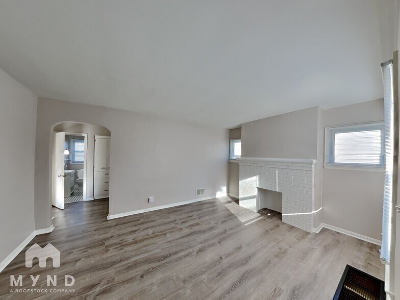 Building Photo - 635 Oakwood Ave