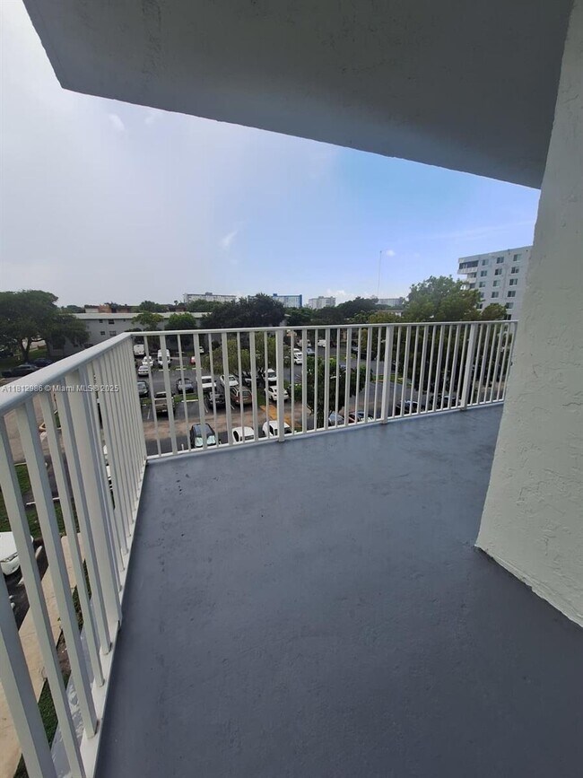 Building Photo - 901 Hillcrest Dr