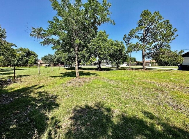 Building Photo - 3215 Oakwood Dr