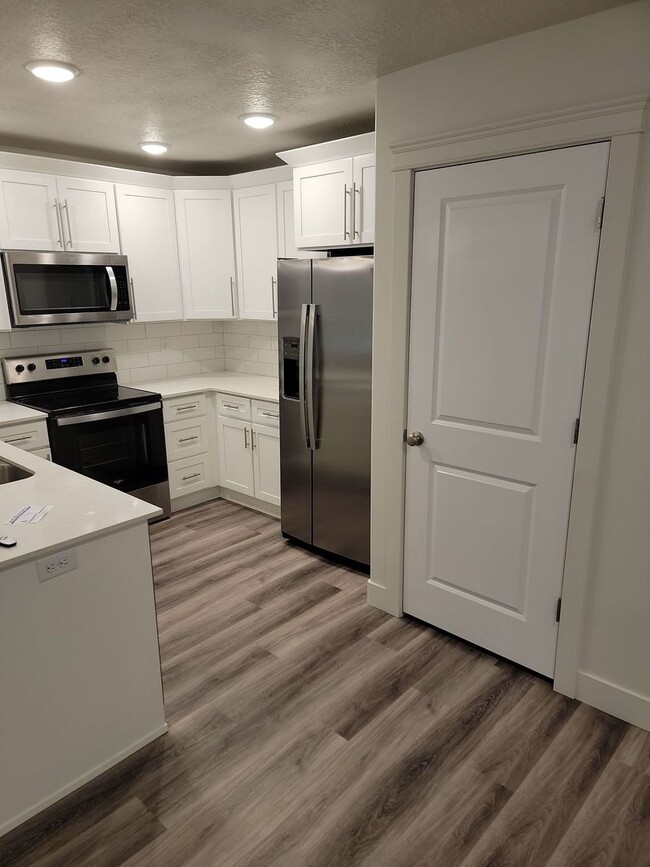 Building Photo - 2 Weeks Free Rent in May! West Haven 3 bed...