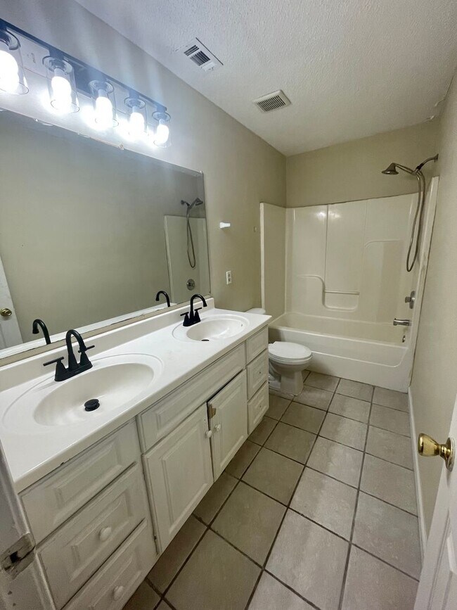 Building Photo - Spacious 4-Bedroom, 2-Bath Home with Fenced Backyard & Lawn Care Included