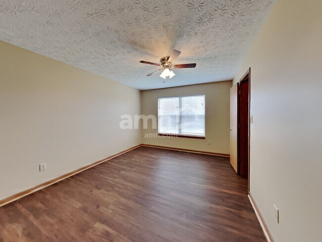 Building Photo - 998 Canary Creek Dr