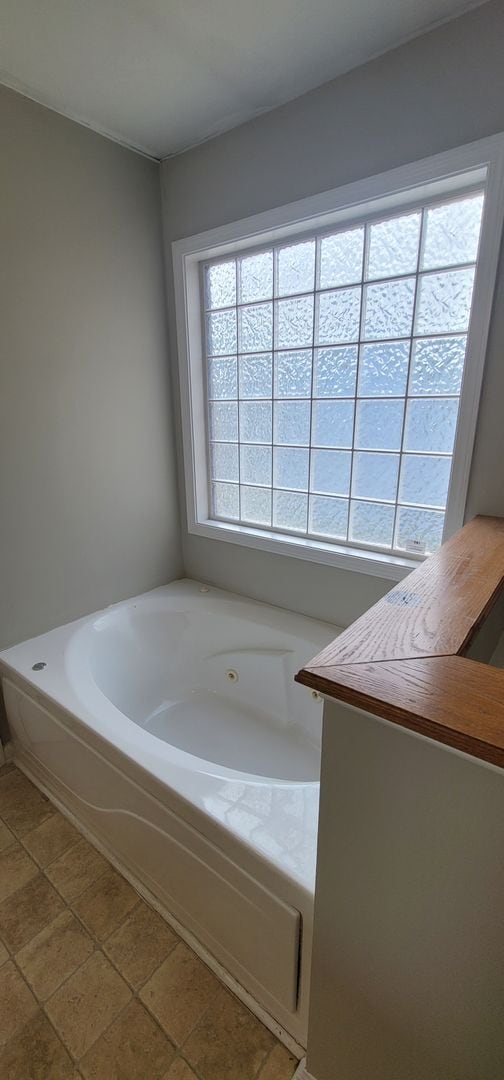 Building Photo - PHENOMENAL 4 Bedroom BEAUTY!!