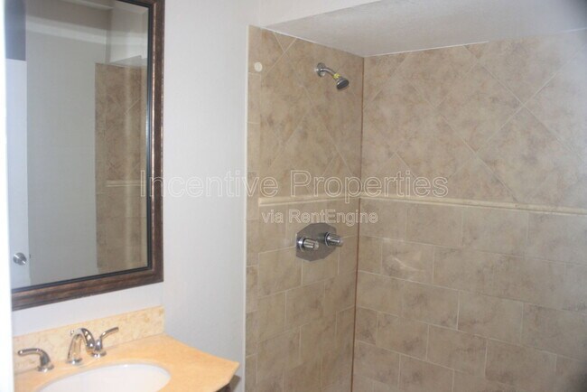 Building Photo - 4176 Versailles Dr