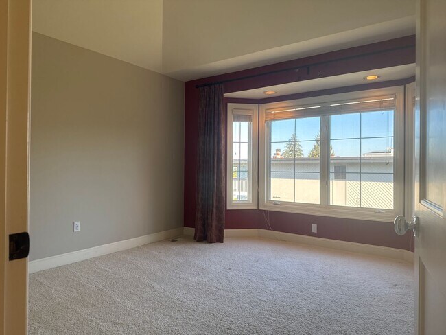 Building Photo - Dec Special Promotion!  Exceptional 3 bed, 3 bath in Houghton Kirkland.  Move in Ready.