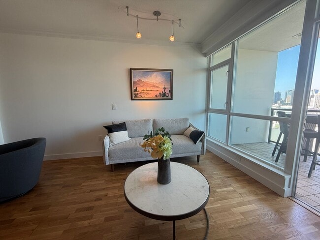 Building Photo - Upscale 2 Bed 2 Bath with Floor-to-Ceiling Windows and Stunning City Views