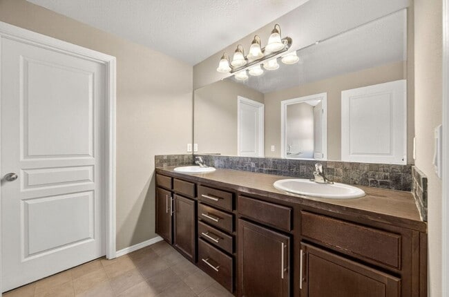 Building Photo - 3 Bedroom, 2.5 Bathroom Medford Home