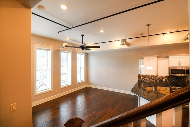 Building Photo - 64 E Market St