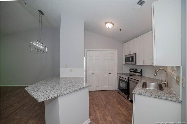 Building Photo - 974 Stewarts Creek Dr
