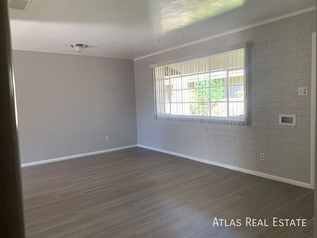 Building Photo - 2 WEEKS FREE! 2 Bedroom in Coronado Histor...