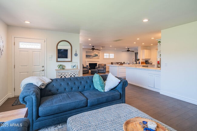 Building Photo - 1909 E Bethany Home Rd