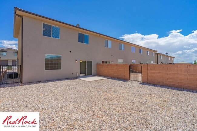 Building Photo - Gorgeous 3 Bedroom Townhome in Washington!