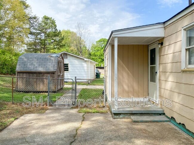 Building Photo - 1502 Clegg St