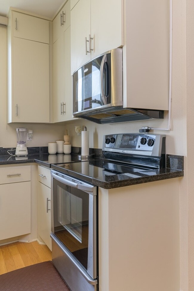 Building Photo - 100 Harbor St