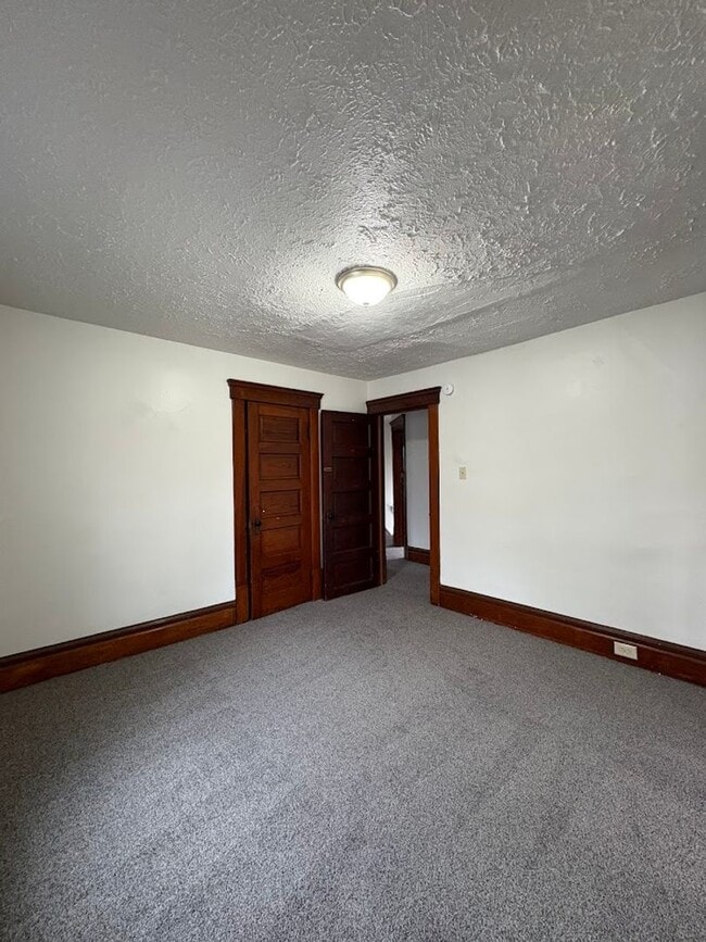 Building Photo - Large 4 bedrooms 2 full bathroom home for rent