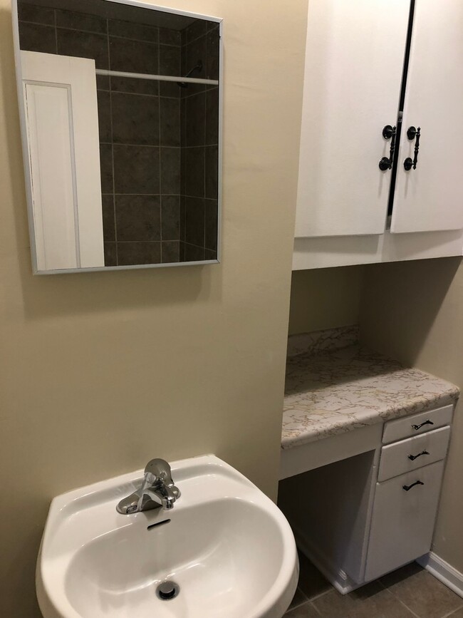 Building Photo - 452 Iowa Ave