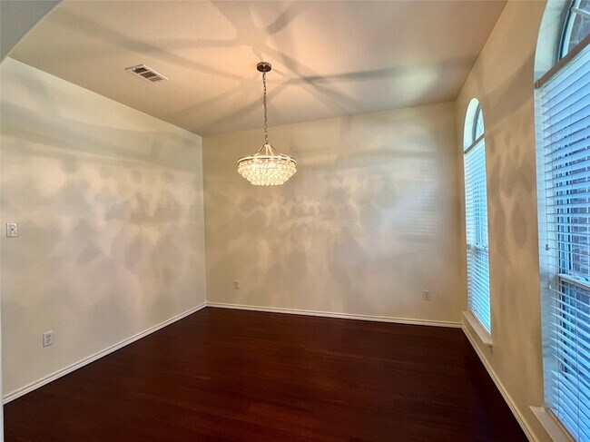 Building Photo - 9705 Hickory St